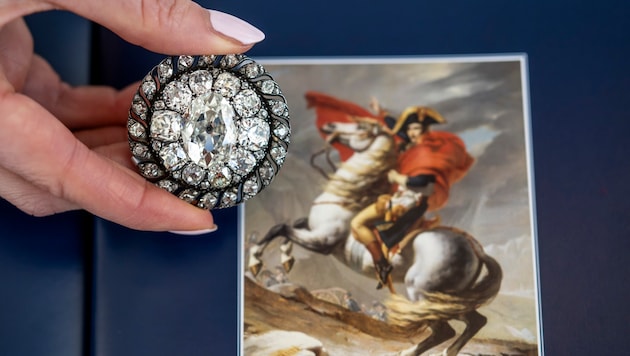 Die Brosche befand sich in einer der Kutschen, die bei der überhasteten Flucht Napoleons aus ...