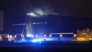 Acht Feuerwehren löschten den Großbrand bis zum Morgen 