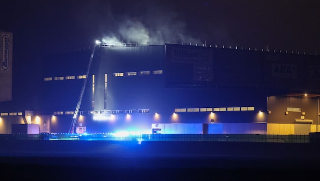 Acht Feuerwehren löschten den Großbrand bis zum Morgen