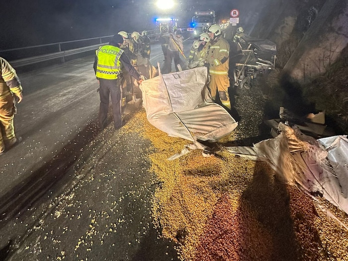 Das Futter lag über die ganze Straße verteilt.