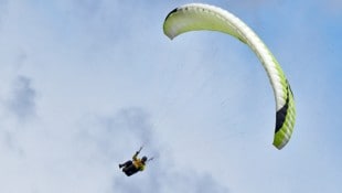 Der Flug mit dem Gleitschirm (Symbolbild) endete schmerzhaft.