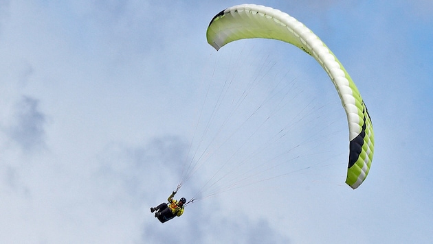 Der Flug mit dem Gleitschirm (Symbolbild) endete schmerzhaft.
