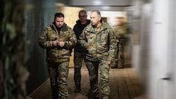 Der Oberkommandierende der ukrainischen Streitkräfte, Oleksandr Syrskyj (re.), gab an, kürzlich ...