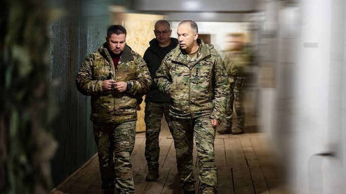 Der Oberkommandierende der ukrainischen Streitkräfte, Oleksandr Syrskyj (re.), gab an, kürzlich ...