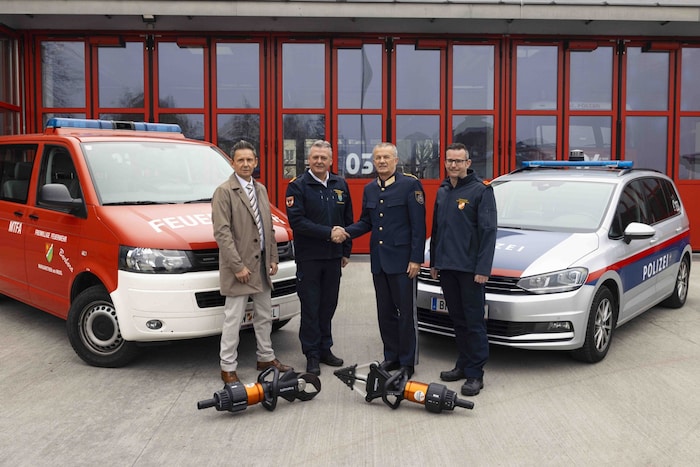 Die sichergestellten hydraulischen Geräte wurden wieder an die Kamerade übergeben: Mit dabei ...