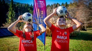 Junge Fußballtalente werden von renommierten Trainern des FC Barcelona gecoacht