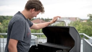 Am Griller kann es schnell zu einer Verbrennung kommen. Schnell kühlen lautet die Devise für ...