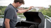 Am Griller kann es schnell zu einer Verbrennung kommen. Schnell kühlen lautet die Devise für ...