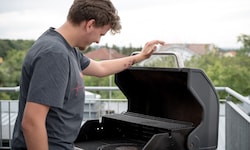 Am Griller kann es schnell zu einer Verbrennung kommen. Schnell kühlen lautet die Devise für ...