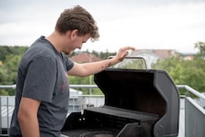 Am Griller kann es schnell zu einer Verbrennung kommen. Schnell kühlen lautet die Devise für ...