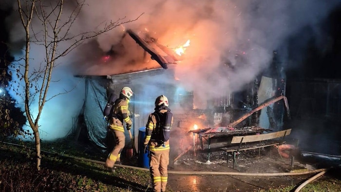 Die Gartenhütte wurde vollständig zerstört.