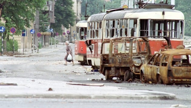 Dieses Bild zeigt Bosniens von serbischen Soldaten eingekesselte Hauptstadt Sarajevo im Juni ...