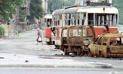 Dieses Bild zeigt Bosniens von serbischen Soldaten eingekesselte Hauptstadt Sarajevo im Juni ...