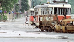 Dieses Bild zeigt Bosniens von serbischen Soldaten eingekesselte Hauptstadt Sarajevo im Juni ...