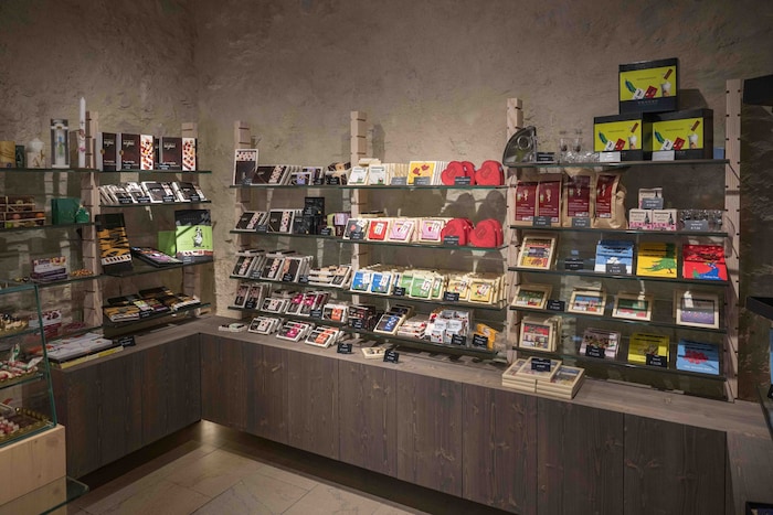 Aus fast 600 Sorten Zotter-Schokolade können die Kunden wählen.