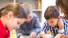 Tablets gehören an vielen Schulen mittlerweile zum Alltag (Symbolbild)