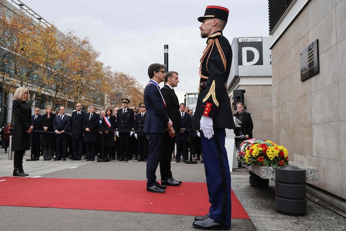 Mit einer Kranzniederlegung durch Präsident Emmanuel Macron und weitere Regierungsmitglieder ...