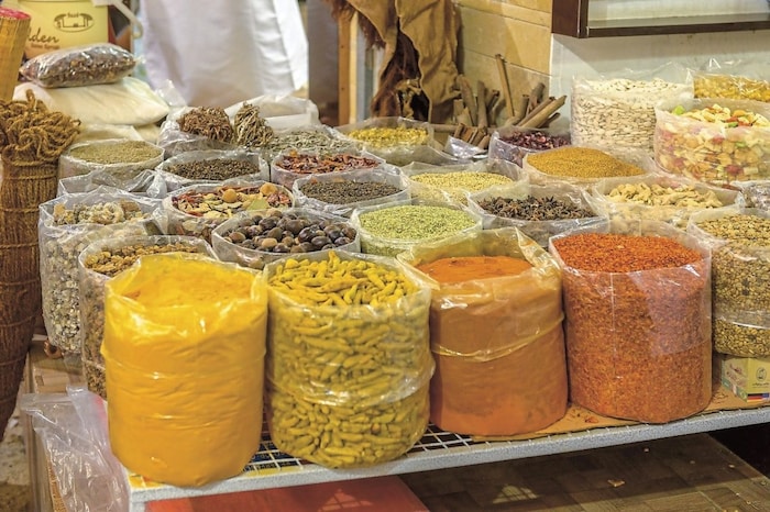 Datteln und Gewürze in allen Farben am Markt von Nizwa.