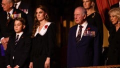 Bei „God Save the King“ standen dem zutiefst gerührten König, umringt von seinem Enkel George, ...