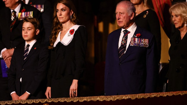 Bei „God Save the King“ standen dem zutiefst gerührten König, umringt von seinem Enkel George, ...