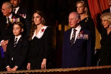 Bei „God Save the King“ standen dem zutiefst gerührten König, umringt von seinem Enkel George, ...