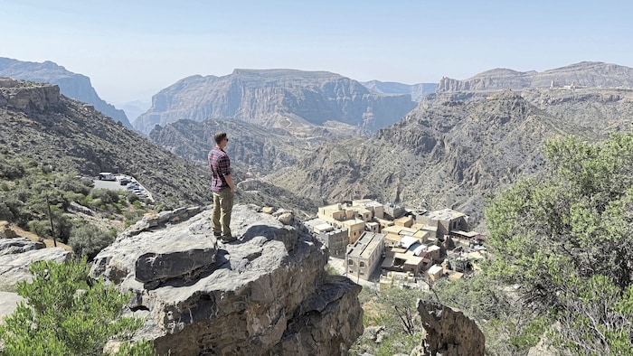 Paul Tikal im Oman bei den zerklüfteten Felsen des Al-Hadschar-Gebirges nahe von Nizwa, in dem ...