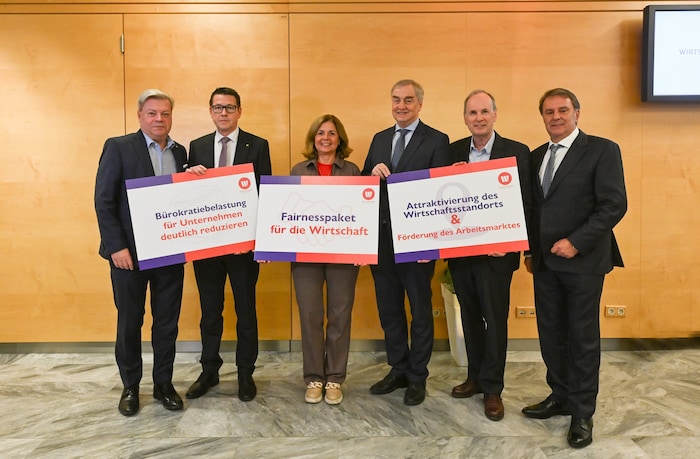 Wirtschaftsbund-Vertreter mit Obmann Wolfgang Ecker (re.) und Direktor Harald Servus (li.) an ...