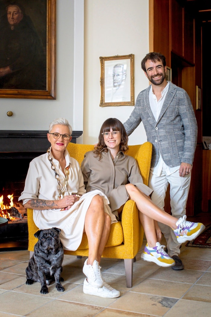 Sonja Moser-Haberl, Theresa und Michael Haberl-Billroth mit Vierbeiner „Indi“.