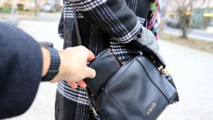 Profi-Taschendiebe schlagen blitzschnell und unbemerkt zu.