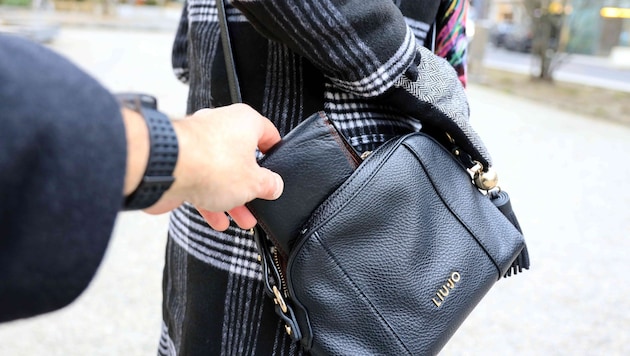 Profi-Taschendiebe schlagen blitzschnell und unbemerkt zu.