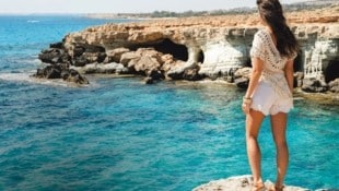 Urlauber empfängt ein strahlend blaues Meer, wie hier ganz im Osten der Insel, am Kap Greco.