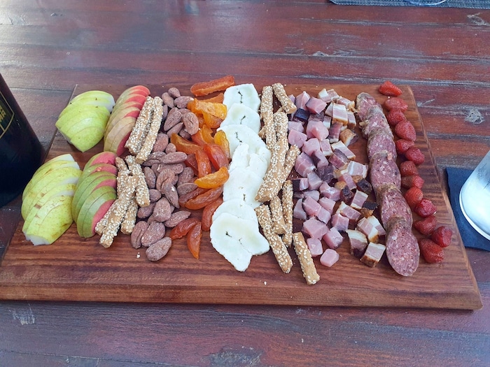 Brettljause mit Wurst, Speck und Käse ist beliebt...