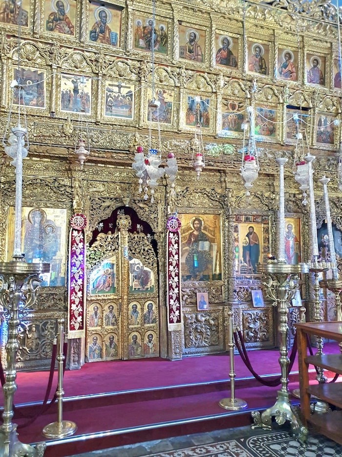 mit seiner vergoldeten Holzwand („Ikonostase“) im Inneren.