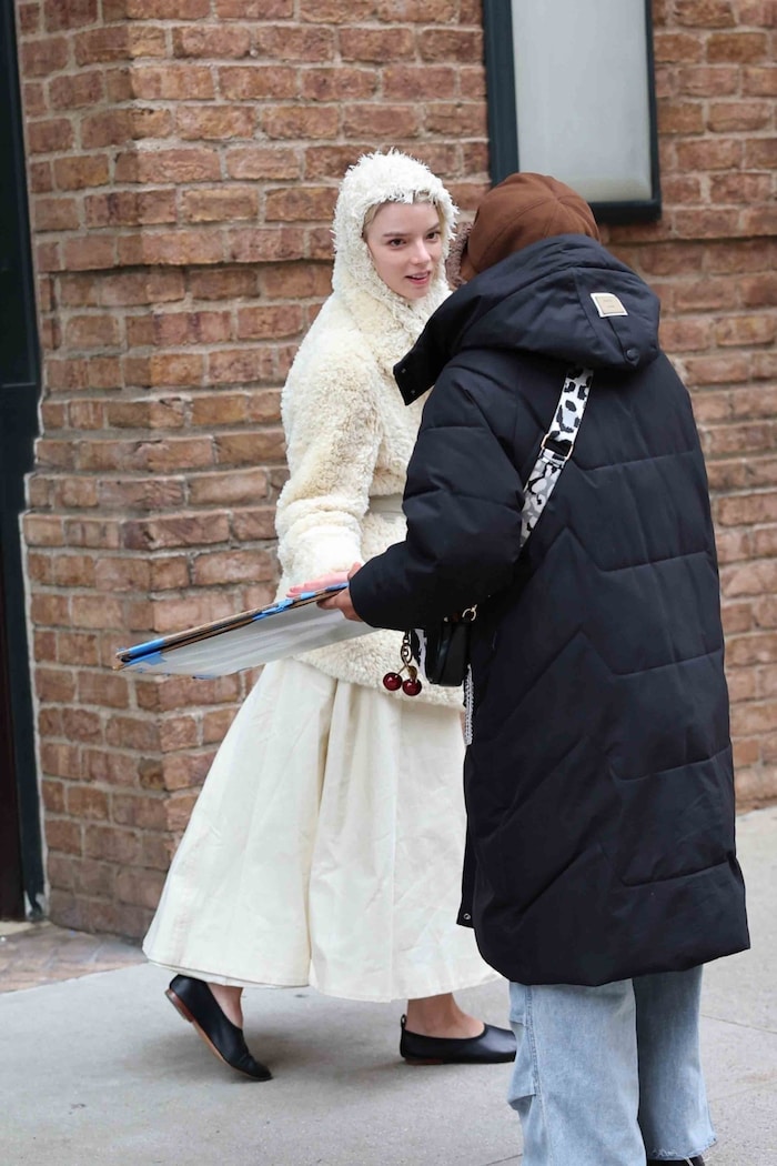 Die flauschige Haube auf Anya Taylor-Joys Kopf ist längst ein echter Promi-Trend und nennt sich ...