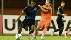 Peter Michorl im Duell mit Lazio-Ass Dele-Bashiru.