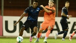 Peter Michorl im Duell mit Lazio-Ass Dele-Bashiru.