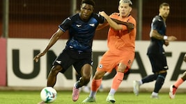 Peter Michorl im Duell mit Lazio-Ass Dele-Bashiru.