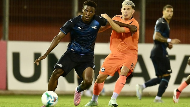 Peter Michorl im Duell mit Lazio-Ass Dele-Bashiru.