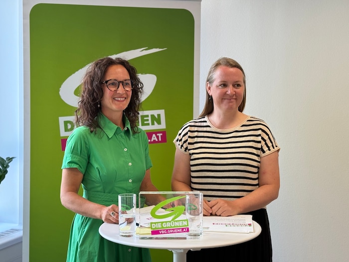 Eva Hammerer (links) mit Christine Bösch-Vetter von den Grünen.