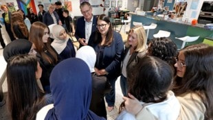 Bezirksvorsteher Georg Papai (SPÖ) mit den Vizebürgermeisterinnen Kathrin Gaál (SPÖ) und Bettina ...