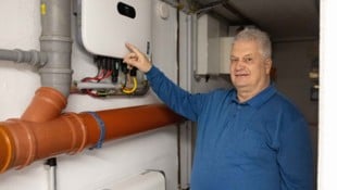 Franz Papousek vor seinem Stromspeicher