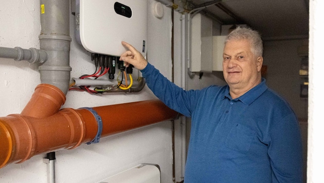 Franz Papousek vor seinem Stromspeicher