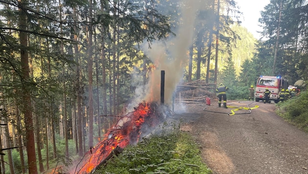 Der junge Feuerwehrmann legte vier Feuer, unter anderem zündete er Holzhaufen in einem Wald an.