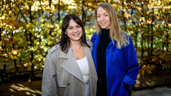 Seit der Studienzeit eigentlich ein Dreiergespann: Betty (li.) und Kati im Gespräch über Musik ...