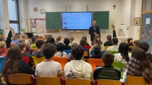 Martin Pellizzari bezog die Mittelschüler aktiv in den Vortrag ein.