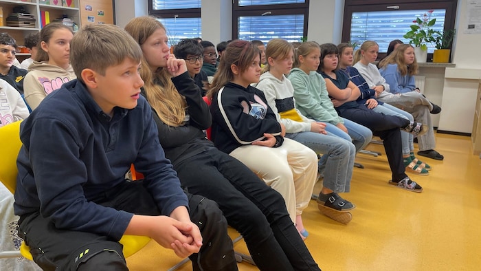 Interessiert verfolgten die Schülerinnen und Schüler das Video, für das die ÖBB auf einem ...