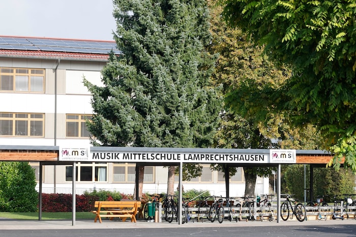 Der Schulbezirk ist verkehrsberuhigt. ab 2027 sollte er laut Plänen noch um einen größeren ...