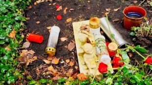 Die betroffene Grabstätte am Stadtfriedhof in St. Martin, an der Kerzen umgeworfen und Blumen ...