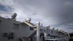 Wassertanks sind in Zypern auf den Dächern aufgestellt.