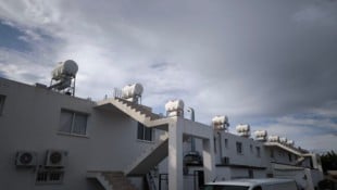 Christian Reichel Wassertanks sind in Zypern auf den Dächern aufgestellt.